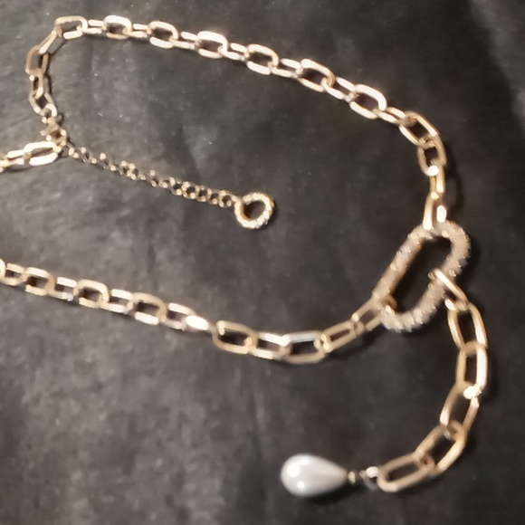 Paper clip chain with rhinestones and a drop pearl. Gold tone /white pearl like - Picture 7 of 9